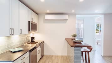 Jääkaappi, mikroaaltouuni, uuni, liesi