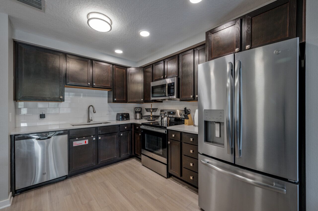 Geladeira, micro-ondas, fogão, cooktop