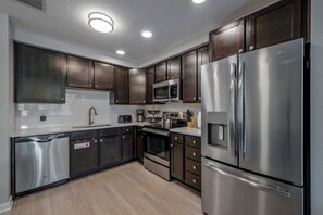 Een koelkast, een microgolfoven, een oven, een kookplaat