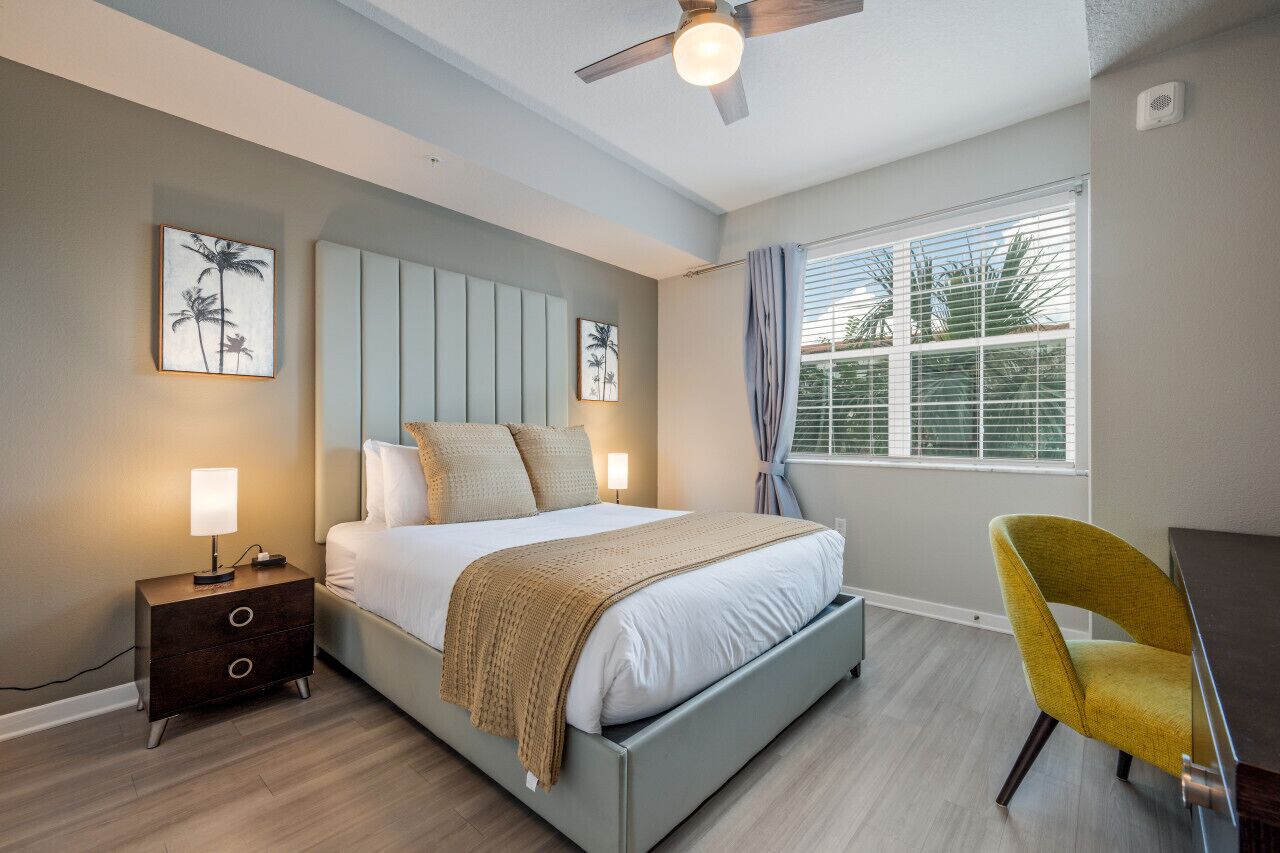 3 slaapkamers, een bureau, een strijkplank/strijkijzer, reisbedje