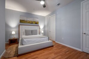 3 chambres, bureau, fer et planche à repasser, lit parapluie