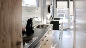 Een moderne keuken met een inbouwfornuis, een waterkoker en een spoelbak.