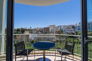 Outdoor dining - Dream Stay one bedroom apartment in Balluta (San Giljan)