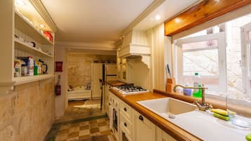 Geladeira, micro-ondas, fogão, cooktop
