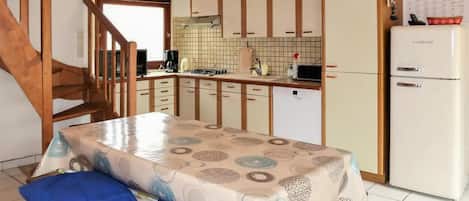 Fridge, stovetop, dishwasher, coffee/tea maker