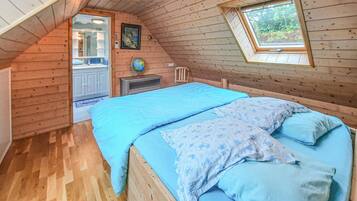 3 bedrooms, travel crib, free WiFi, bed sheets