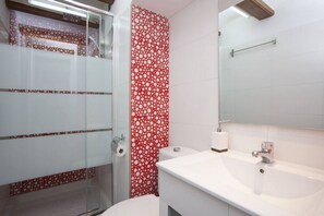 Shower, hair dryer, towels - SingularStays Cervantes I (València)