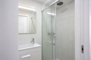 Douche, séchoir à cheveux, serviettes fournies, papier de toilette