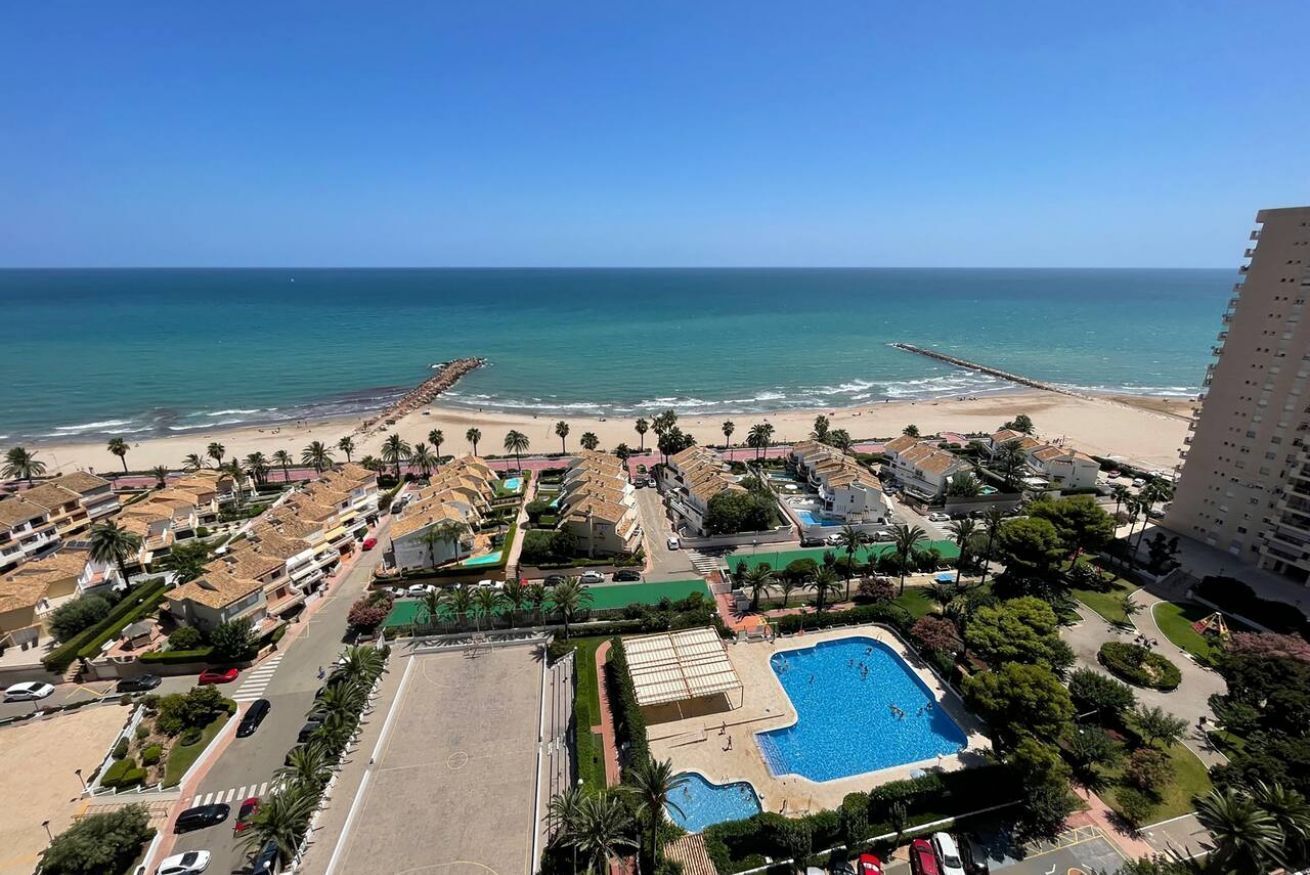 Un hôtel situé sur la côte, doté d’une piscine, d’un accès à la plage et offrant une vue sur l’océan.