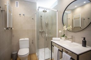 Douche, sèche-cheveux, serviettes fournies