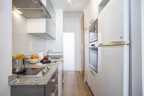 Refrigerador, microondas, horno, placa de cocina