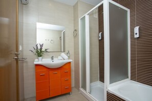 Shower, hair dryer, towels