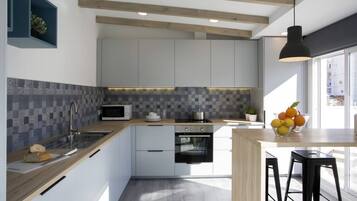 Frigorífico, microondas, horno y placa de cocina