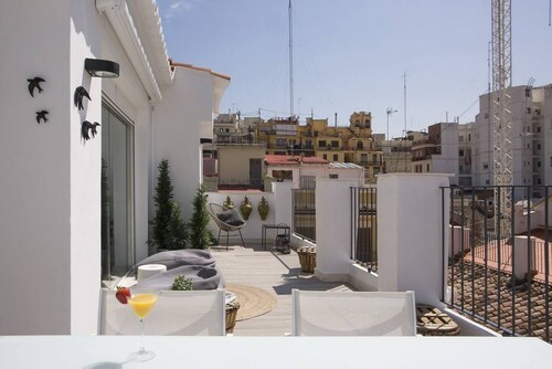 Impressionnant penthouse en duplex avec une magnifique terrasse de 40 m² au deuxième étage, entièrement équipée avec de magnifiques meubles de jardin, en plus d'avoir un petit balcon accessible depuis l'une des pièces principales. Avec une décora