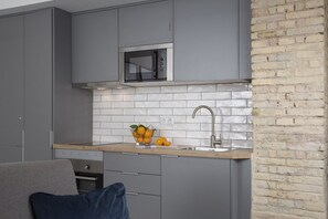 Frigorífico, microondas, horno y placa de cocina