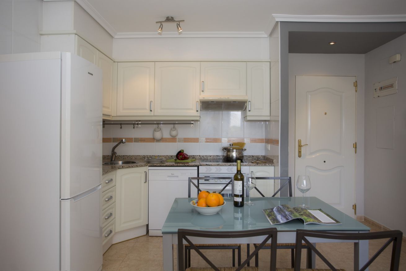 Jääkaappi, mikroaaltouuni, uuni, liesi