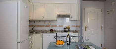 Jääkaappi, mikroaaltouuni, uuni, liesi