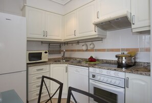 Een koelkast, een microgolfoven, een oven, een kookplaat