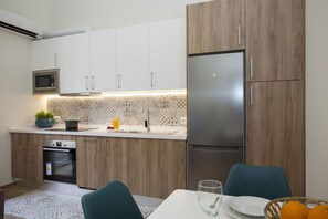 Kühlschrank, Mikrowelle, Ofen, Herdplatte