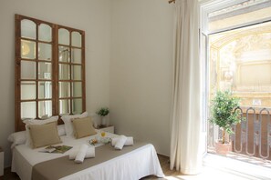 1 bedroom, iron/ironing board, travel crib, WiFi - SingularStays Seu VI (València)