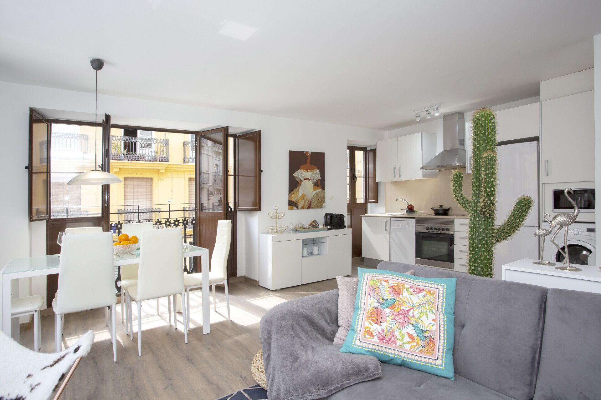 Un appartement moderne comprenant un coin repas, une cuisine et un salon.