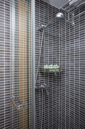 Douche, sĂšche-cheveux, serviettes fournies