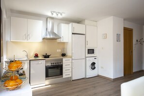 Kühlschrank, Mikrowelle, Ofen, Geschirrspüler