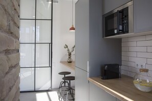 Frigorífico, microondas, horno y lavavajillas