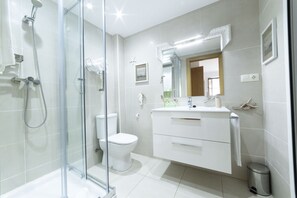 Shower, hair dryer, towels - SingularStays Valencia Center III (València)