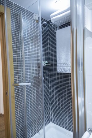 Shower, hair dryer, towels - SingularStays Valencia Center III (València)
