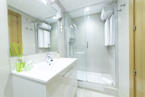 Shower, hair dryer, towels - SingularStays Valencia Center IV (València)