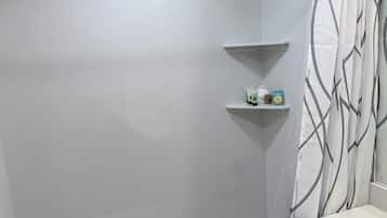 Douche, sèche-cheveux, serviettes fournies