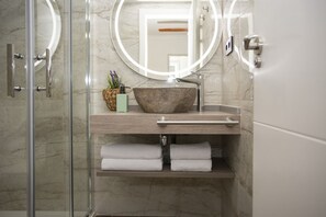 Dusche, Haartrockner, Handtücher