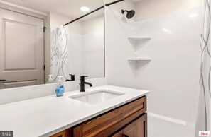 Douche, séchoir à cheveux, serviettes fournies