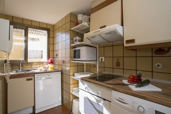 Kühlschrank, Mikrowelle, Ofen, Herdplatte