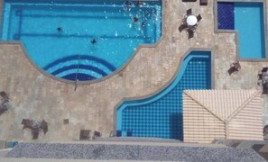 Piscina a l'aire lliure i piscina climatitzada