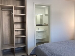 Unclassified image, 2 of 41, button