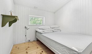 2 bedrooms, travel cot, free WiFi