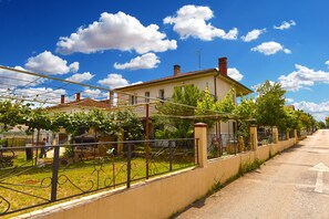 Property grounds - Apartment 2330/111577 (Istria - Pula), 3000m from the beach (Pula)