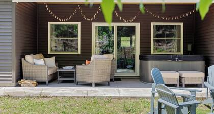 Wooded tranquil Retreat: Hot tub and fire pit. Just 8 miles from Traverse City!