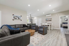 TV connectée, cheminée, livres