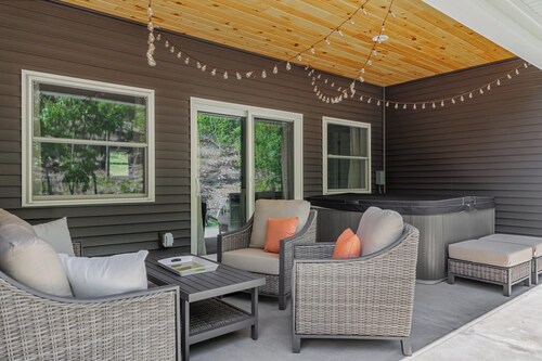 Wooded tranquil Retreat: Hot tub and fire pit. Just 8 miles from Traverse City!