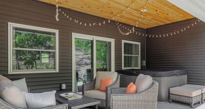 Wooded tranquil Retreat: Hot tub and fire pit. Just 8 miles from Traverse City!