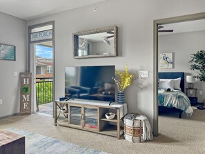 1 bedroom, desk, iron/ironing board, travel cot - Herons Cove, Elevator, 4th Floor Views, Gym, Pool (Cornelius)