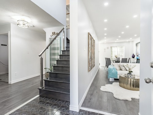 Spotless Bright Home By The Headwaters In Orangeville!