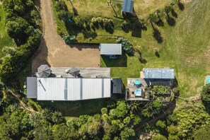Exterior - Wharetana Bay Villa with beach walkway (Waiheke Island)