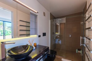 Deluxe Villa, Sea View | Bathroom | Shower, free toiletries, hair dryer, towels