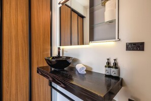 Shower, free toiletries, hair dryer, towels - Wharetana Bay Villa with beach walkway (Waiheke Island)