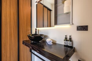 Dusche, kostenlose Toilettenartikel, Haartrockner, Handtücher
