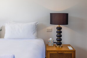 2 bedrooms, iron/ironing board, free WiFi - Wharetana Bay Villa with beach walkway (Waiheke Island)